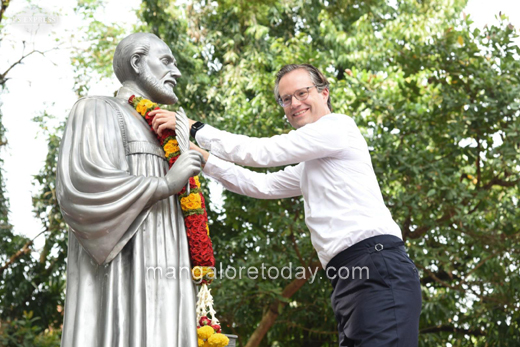 Dr Kittel statue